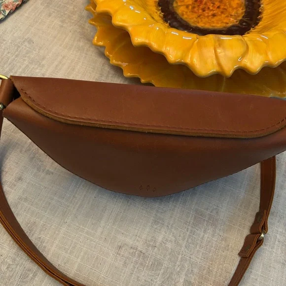 Portland Leather Honey Crossbody bag - Picture 4 of 6